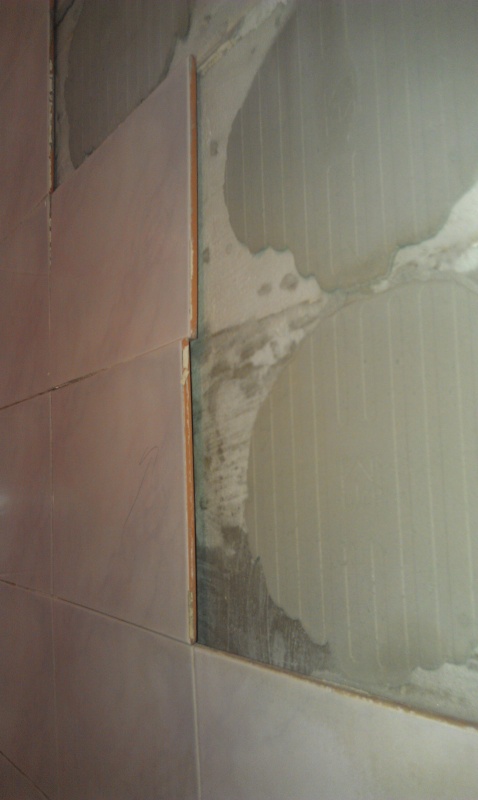 Замена отслоившей плитки в ванной, локальный ремонт, плитка вместо зеркала по ул Коненкова д 8