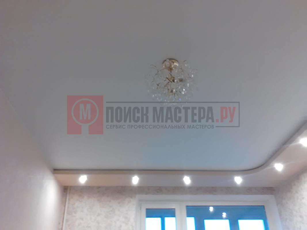 Двухуровневый натяжной потолок со светодиодной подсветкой в комнате 16 кв.м