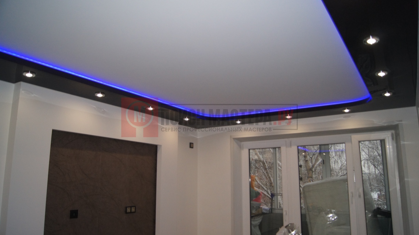 Двухуровневые натяжные потолки с мульти-светодиодной подсветкой в 1-комн. квартире 45 кв.м
