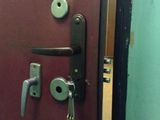 Врезка замка в металлическую тамбурную дверь.