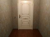 Установка дверей с патиной и наличниками капилелий