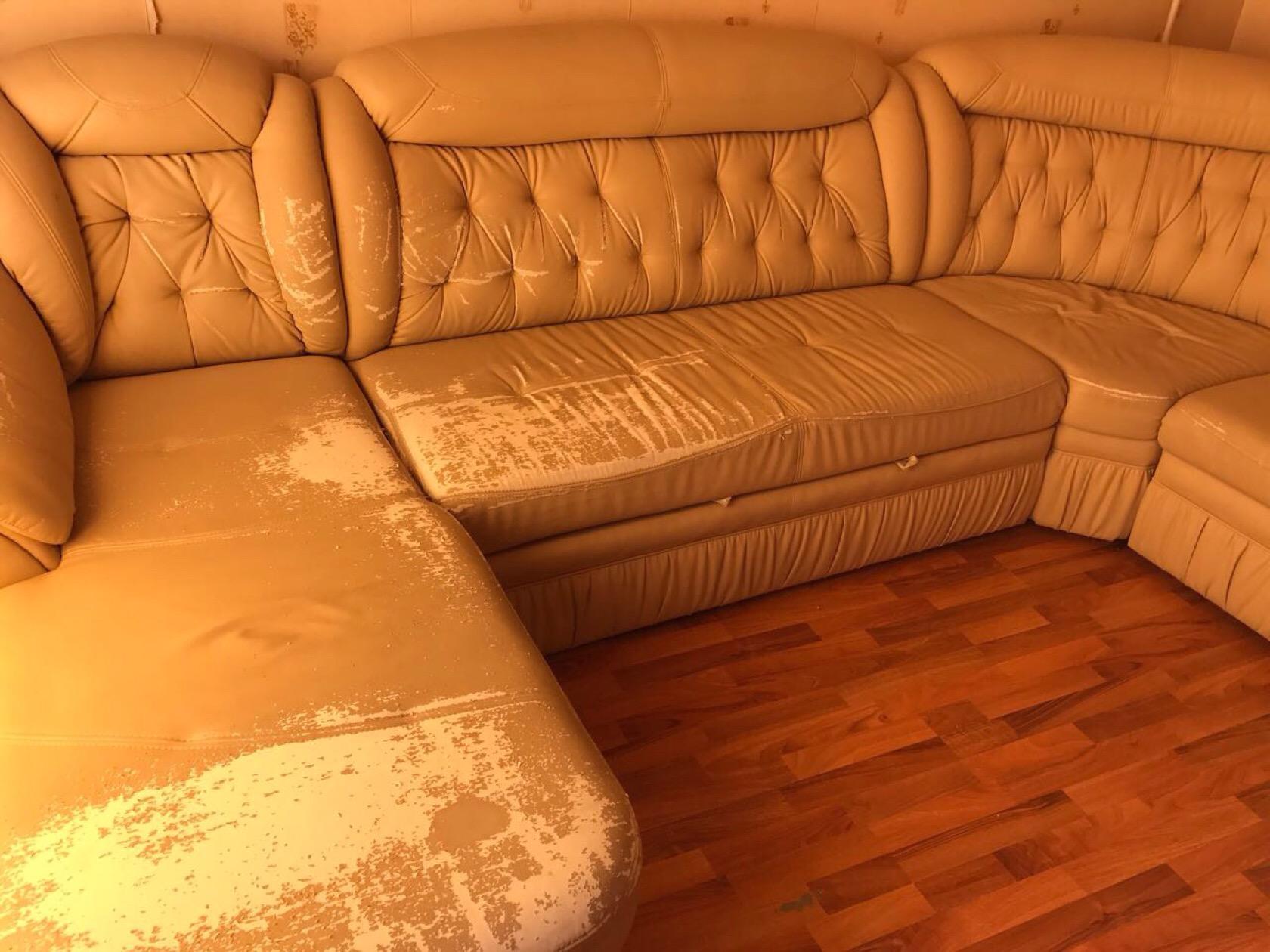 Обивка мягкой мебели Санкт Петербург. Обивка дивана. Перетяжка углового дивана в бежево кремовом цвете. Перетяжка мягкого кухонного уголка на кухне. Ремонт мягкой мебели спб