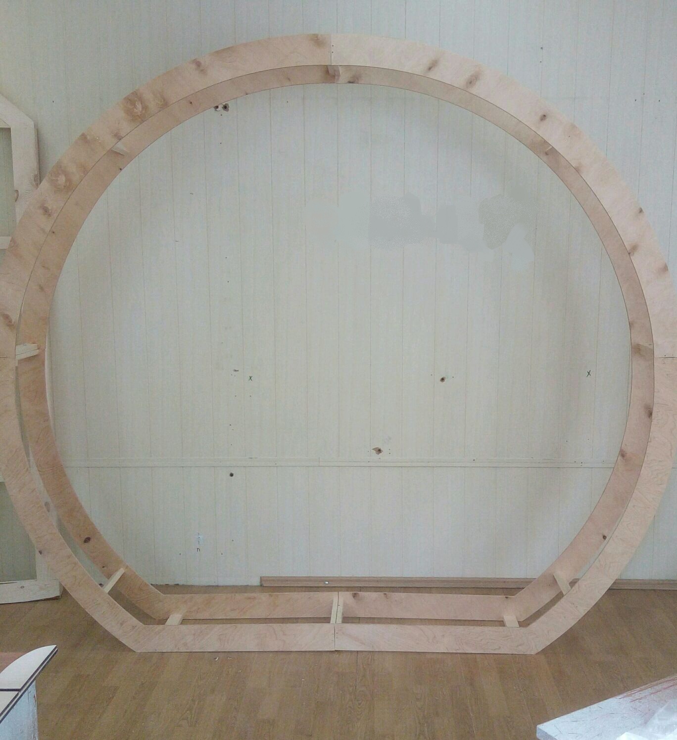 Круг для фотозоны. Круглая деревянная арка. Круглый каркас для фотозоны. Каркас из фанеры круглый. Круглая арка из дерева.