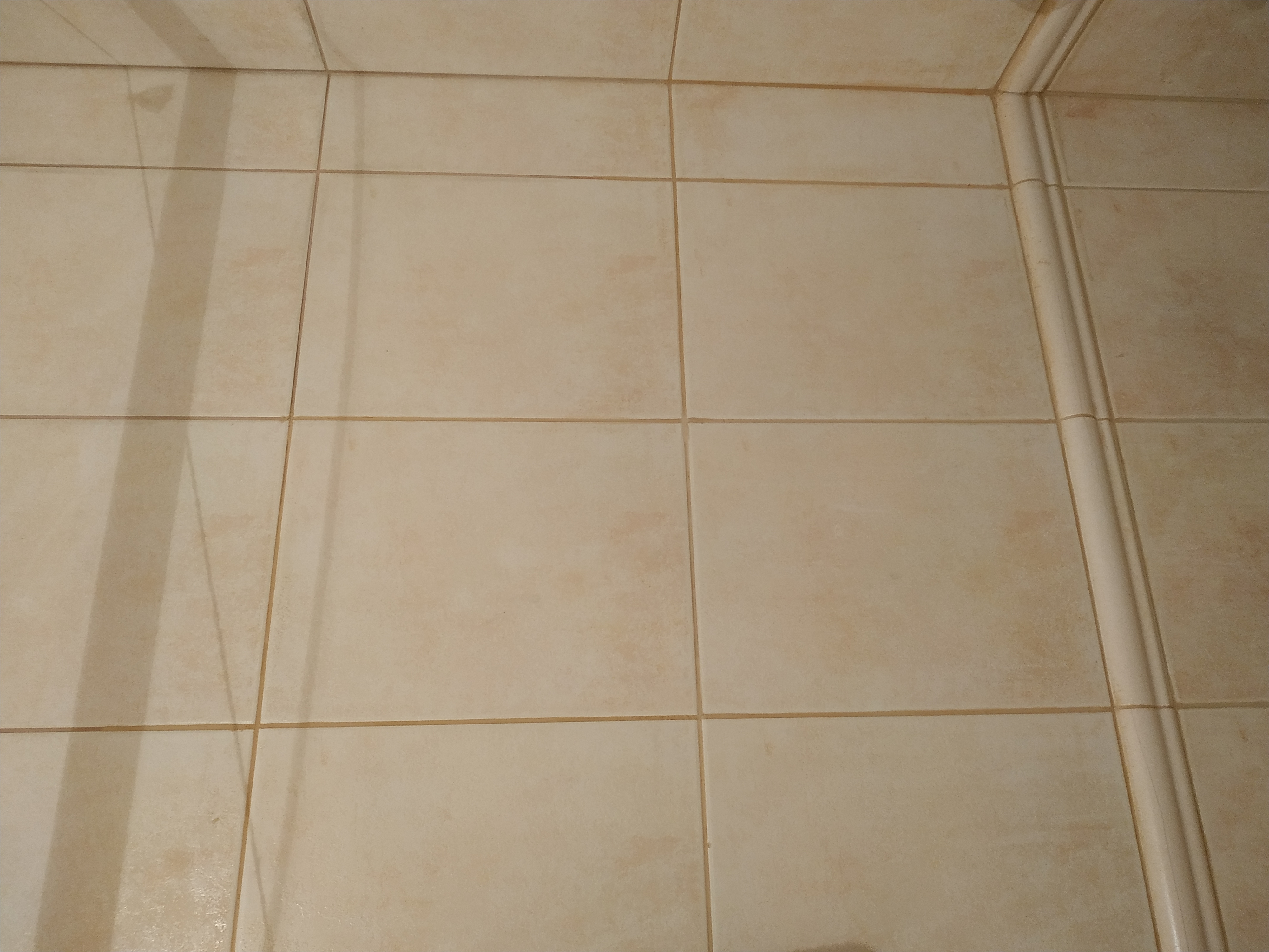 Затирка для бежевой плитки в ванной. Белая плитка с бежевой затиркой. Бежевая плитка с бежевой затиркой. Затирка для плитки к бежевой плитке. Серая затирка на бежевой плитке.