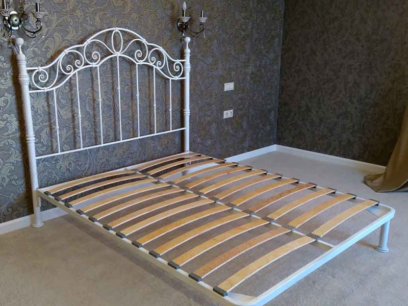 Кровать кованая с балясинами без изножья